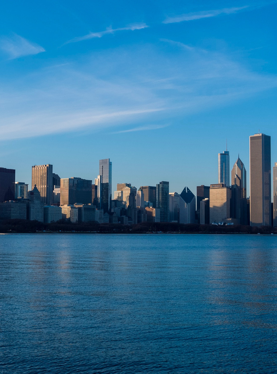 Eine moderne Skyline hinter einem Fluss